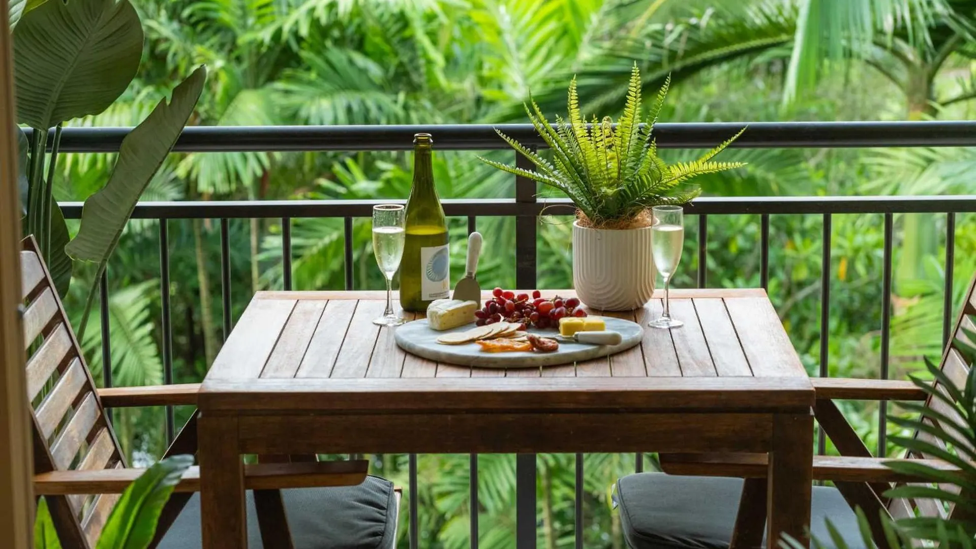 Leaf & Luxe - 9 Pools Bbq & Gym Apartment Westcourt 0*,  Australia