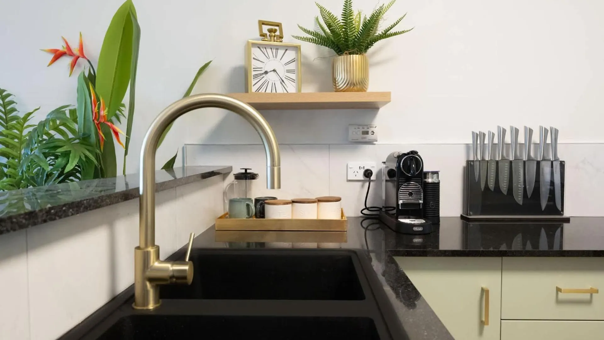 Leaf & Luxe - 9 Pools Bbq & Gym Apartment Westcourt Australia