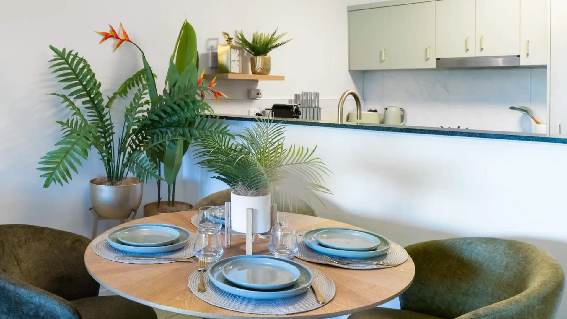 Leaf & Luxe - 9 Pools Bbq & Gym Apartment Westcourt Australia