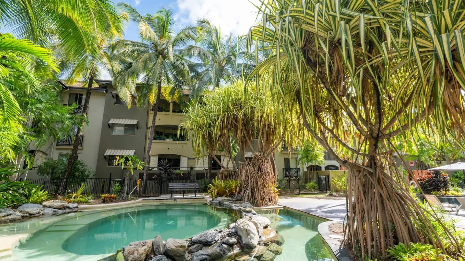 Leaf & Luxe - 9 Pools Bbq & Gym Apartment Westcourt Australia